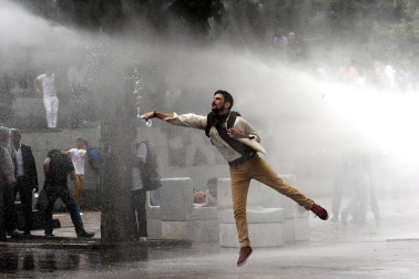 Los enfrentamientos entre manifestantes y la policía en varias ciudades de Turquía acabaron la noche de este domingo con más de 500 personas detenidas.