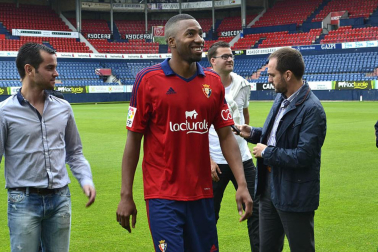 Jordan Lotiés ha sido presentado como nuevo jugador de Osasuna. El central ha firmado con el club rojillo para las próximas tres temporadas.