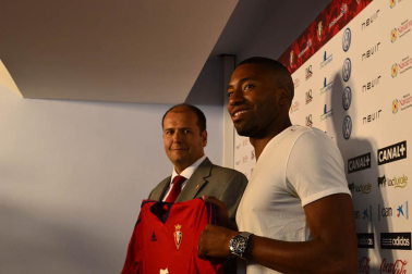 Jordan Lotiés ha sido presentado como nuevo jugador de Osasuna. El central ha firmado con el club rojillo para las próximas tres temporadas.