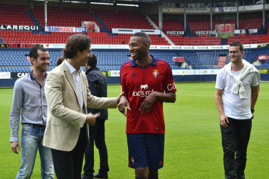 Jordan Lotiés ha sido presentado como nuevo jugador de Osasuna. El central ha firmado con el club rojillo para las próximas tres temporadas.