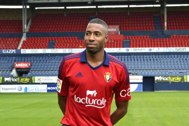 Jordan Lotiés ha sido presentado como nuevo jugador de Osasuna. El central ha firmado con el club rojillo para las próximas tres temporadas.
