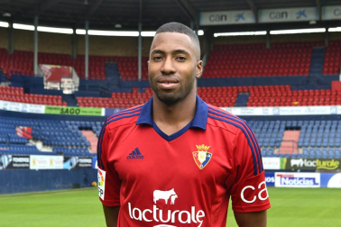 Jordan Lotiés ha sido presentado como nuevo jugador de Osasuna. El central ha firmado con el club rojillo para las próximas tres temporadas.