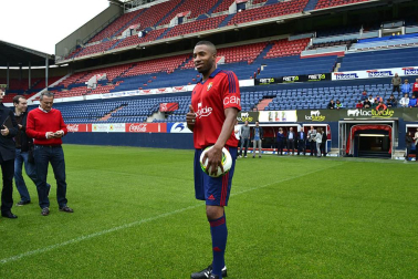 Jordan Lotiés ha sido presentado como nuevo jugador de Osasuna. El central ha firmado con el club rojillo para las próximas tres temporadas.