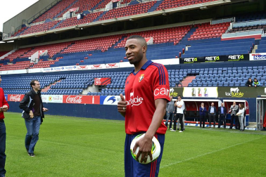 Jordan Lotiés ha sido presentado como nuevo jugador de Osasuna. El central ha firmado con el club rojillo para las próximas tres temporadas.