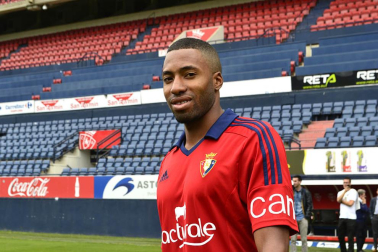 Jordan Lotiés ha sido presentado como nuevo jugador de Osasuna. El central ha firmado con el club rojillo para las próximas tres temporadas.