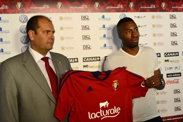 Jordan Lotiés ha sido presentado como nuevo jugador de Osasuna. El central ha firmado con el club rojillo para las próximas tres temporadas.
