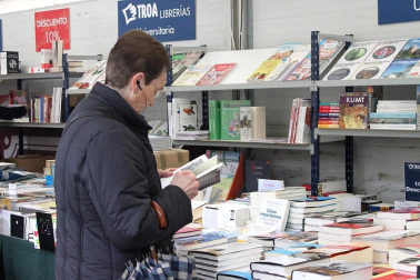 Mal tiempo en la inauguración de la XII Feria del Libro de Pamplona, con los visitantes acudiendo a los puestos de la Plaza del Castillo.