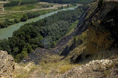 Zona acordonada alrededor de los restos calcinados del ultraligero que se ha estrellado en el término municipal de Milagro y en el que han fallecido las dos personas que viajaban en él.