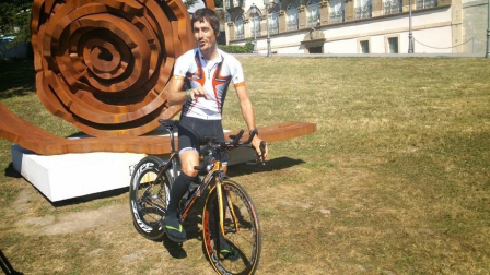 Mikel Azparren logró hacer el Camino de Santiago en poco más de 24 horas. El ciclista cumplió el reto de llegar desde Roncesvalles hasta Santiago en 24 horas y 56 minutos, después de estar pedaleando toda la noche.