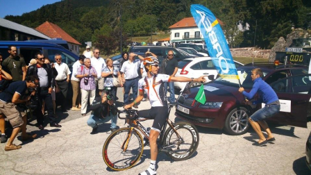 Mikel Azparren logró hacer el Camino de Santiago en poco más de 24 horas. El ciclista cumplió el reto de llegar desde Roncesvalles hasta Santiago en 24 horas y 56 minutos, después de estar pedaleando toda la noche.
