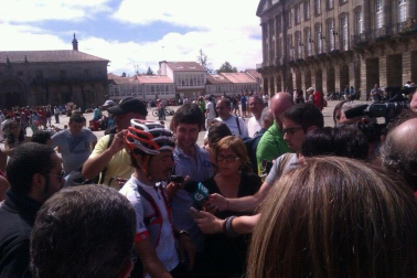 Mikel Azparren logró hacer el Camino de Santiago en poco más de 24 horas. El ciclista cumplió el reto de llegar desde Roncesvalles hasta Santiago en 24 horas y 56 minutos, después de estar pedaleando toda la noche.