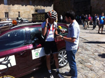 Mikel Azparren logró hacer el Camino de Santiago en poco más de 24 horas. El ciclista cumplió el reto de llegar desde Roncesvalles hasta Santiago en 24 horas y 56 minutos, después de estar pedaleando toda la noche.