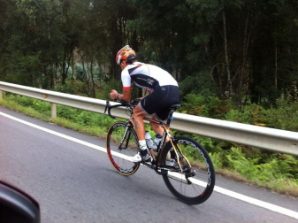 Mikel Azparren logró hacer el Camino de Santiago en poco más de 24 horas. El ciclista cumplió el reto de llegar desde Roncesvalles hasta Santiago en 24 horas y 56 minutos, después de estar pedaleando toda la noche.