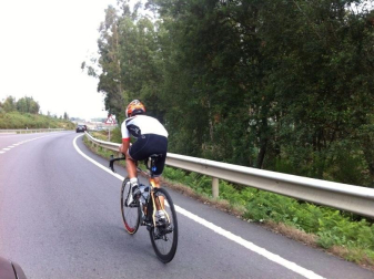 Mikel Azparren logró hacer el Camino de Santiago en poco más de 24 horas. El ciclista cumplió el reto de llegar desde Roncesvalles hasta Santiago en 24 horas y 56 minutos, después de estar pedaleando toda la noche.