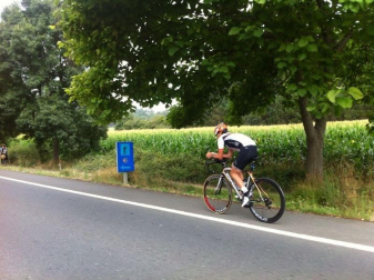 Mikel Azparren logró hacer el Camino de Santiago en poco más de 24 horas. El ciclista cumplió el reto de llegar desde Roncesvalles hasta Santiago en 24 horas y 56 minutos, después de estar pedaleando toda la noche.