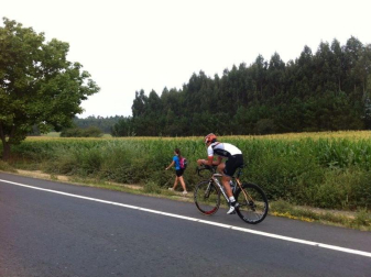 Mikel Azparren logró hacer el Camino de Santiago en poco más de 24 horas. El ciclista cumplió el reto de llegar desde Roncesvalles hasta Santiago en 24 horas y 56 minutos, después de estar pedaleando toda la noche.