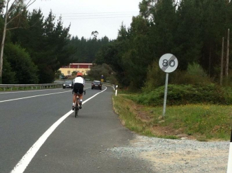Mikel Azparren logró hacer el Camino de Santiago en poco más de 24 horas. El ciclista cumplió el reto de llegar desde Roncesvalles hasta Santiago en 24 horas y 56 minutos, después de estar pedaleando toda la noche.