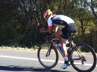 Mikel Azparren logró hacer el Camino de Santiago en poco más de 24 horas. El ciclista cumplió el reto de llegar desde Roncesvalles hasta Santiago en 24 horas y 56 minutos, después de estar pedaleando toda la noche.