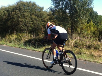 Mikel Azparren logró hacer el Camino de Santiago en poco más de 24 horas. El ciclista cumplió el reto de llegar desde Roncesvalles hasta Santiago en 24 horas y 56 minutos, después de estar pedaleando toda la noche.