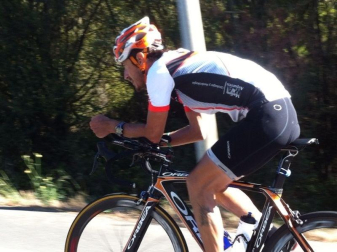 Mikel Azparren logró hacer el Camino de Santiago en poco más de 24 horas. El ciclista cumplió el reto de llegar desde Roncesvalles hasta Santiago en 24 horas y 56 minutos, después de estar pedaleando toda la noche.