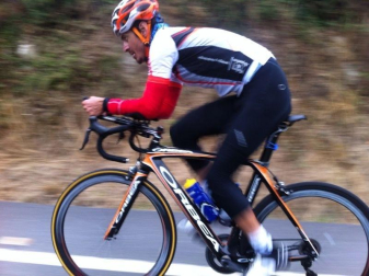 Mikel Azparren logró hacer el Camino de Santiago en poco más de 24 horas. El ciclista cumplió el reto de llegar desde Roncesvalles hasta Santiago en 24 horas y 56 minutos, después de estar pedaleando toda la noche.