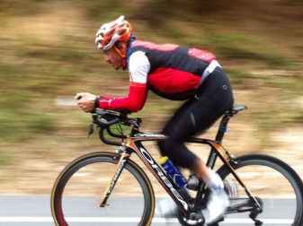 Mikel Azparren logró hacer el Camino de Santiago en poco más de 24 horas. El ciclista cumplió el reto de llegar desde Roncesvalles hasta Santiago en 24 horas y 56 minutos, después de estar pedaleando toda la noche.