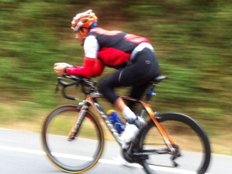 Mikel Azparren logró hacer el Camino de Santiago en poco más de 24 horas. El ciclista cumplió el reto de llegar desde Roncesvalles hasta Santiago en 24 horas y 56 minutos, después de estar pedaleando toda la noche.