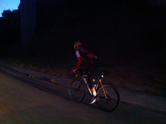 Mikel Azparren logró hacer el Camino de Santiago en poco más de 24 horas. El ciclista cumplió el reto de llegar desde Roncesvalles hasta Santiago en 24 horas y 56 minutos, después de estar pedaleando toda la noche.