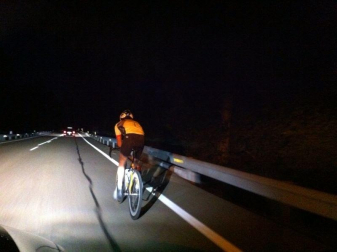 Mikel Azparren logró hacer el Camino de Santiago en poco más de 24 horas. El ciclista cumplió el reto de llegar desde Roncesvalles hasta Santiago en 24 horas y 56 minutos, después de estar pedaleando toda la noche.