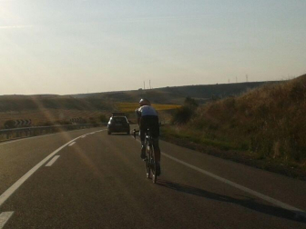 Mikel Azparren logró hacer el Camino de Santiago en poco más de 24 horas. El ciclista cumplió el reto de llegar desde Roncesvalles hasta Santiago en 24 horas y 56 minutos, después de estar pedaleando toda la noche.