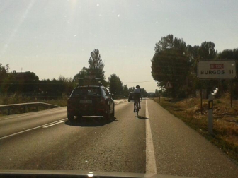 Mikel Azparren logró hacer el Camino de Santiago en poco más de 24 horas. El ciclista cumplió el reto de llegar desde Roncesvalles hasta Santiago en 24 horas y 56 minutos, después de estar pedaleando toda la noche.