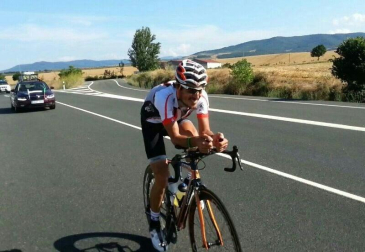 Mikel Azparren logró hacer el Camino de Santiago en poco más de 24 horas. El ciclista cumplió el reto de llegar desde Roncesvalles hasta Santiago en 24 horas y 56 minutos, después de estar pedaleando toda la noche.