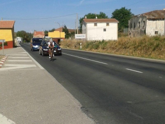 Mikel Azparren logró hacer el Camino de Santiago en poco más de 24 horas. El ciclista cumplió el reto de llegar desde Roncesvalles hasta Santiago en 24 horas y 56 minutos, después de estar pedaleando toda la noche.