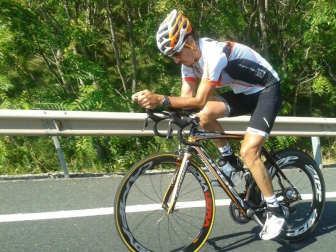 Mikel Azparren logró hacer el Camino de Santiago en poco más de 24 horas. El ciclista cumplió el reto de llegar desde Roncesvalles hasta Santiago en 24 horas y 56 minutos, después de estar pedaleando toda la noche.