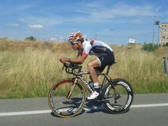 Mikel Azparren logró hacer el Camino de Santiago en poco más de 24 horas. El ciclista cumplió el reto de llegar desde Roncesvalles hasta Santiago en 24 horas y 56 minutos, después de estar pedaleando toda la noche.