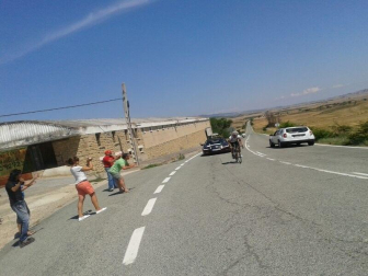 Mikel Azparren logró hacer el Camino de Santiago en poco más de 24 horas. El ciclista cumplió el reto de llegar desde Roncesvalles hasta Santiago en 24 horas y 56 minutos, después de estar pedaleando toda la noche.