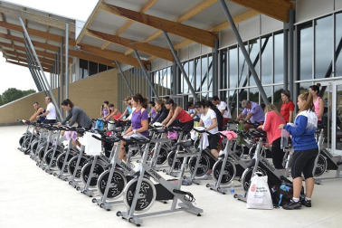 La Ciudad Deportiva de Sarriguren organizó este sábado por la mañana la actividad, con la que recaudaron fondos para el Banco de Alimentos del Valle de Egüés.
