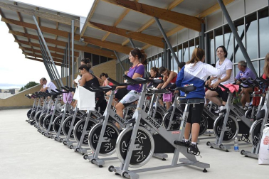 La Ciudad Deportiva de Sarriguren organizó este sábado por la mañana la actividad, con la que recaudaron fondos para el Banco de Alimentos del Valle de Egüés.