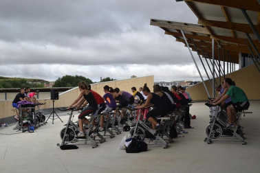 La Ciudad Deportiva de Sarriguren organizó este sábado por la mañana la actividad, con la que recaudaron fondos para el Banco de Alimentos del Valle de Egüés.