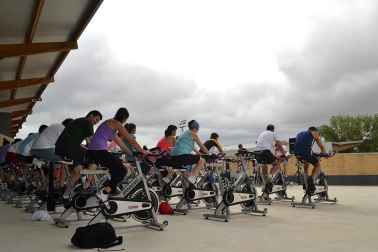La Ciudad Deportiva de Sarriguren organizó este sábado por la mañana la actividad, con la que recaudaron fondos para el Banco de Alimentos del Valle de Egüés.