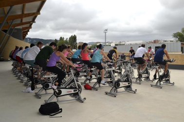 La Ciudad Deportiva de Sarriguren organizó este sábado por la mañana la actividad, con la que recaudaron fondos para el Banco de Alimentos del Valle de Egüés.