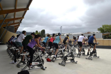 La Ciudad Deportiva de Sarriguren organizó este sábado por la mañana la actividad, con la que recaudaron fondos para el Banco de Alimentos del Valle de Egüés.
