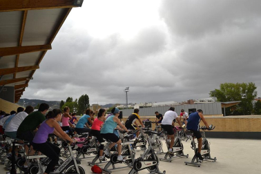 La Ciudad Deportiva de Sarriguren organizó este sábado por la mañana la actividad, con la que recaudaron fondos para el Banco de Alimentos del Valle de Egüés.
