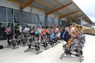 La Ciudad Deportiva de Sarriguren organizó este sábado por la mañana la actividad, con la que recaudaron fondos para el Banco de Alimentos del Valle de Egüés.