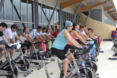 La Ciudad Deportiva de Sarriguren organizó este sábado por la mañana la actividad, con la que recaudaron fondos para el Banco de Alimentos del Valle de Egüés.