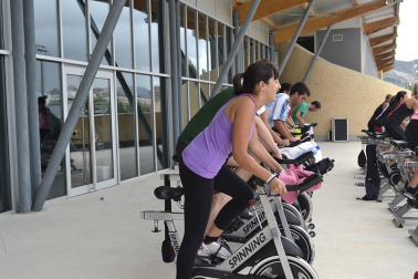 La Ciudad Deportiva de Sarriguren organizó este sábado por la mañana la actividad, con la que recaudaron fondos para el Banco de Alimentos del Valle de Egüés.