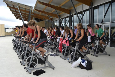 La Ciudad Deportiva de Sarriguren organizó este sábado por la mañana la actividad, con la que recaudaron fondos para el Banco de Alimentos del Valle de Egüés.
