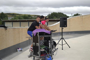 La Ciudad Deportiva de Sarriguren organizó este sábado por la mañana la actividad, con la que recaudaron fondos para el Banco de Alimentos del Valle de Egüés.