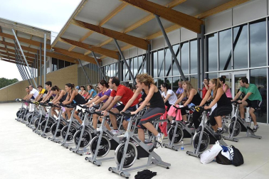 La Ciudad Deportiva de Sarriguren organizó este sábado por la mañana la actividad, con la que recaudaron fondos para el Banco de Alimentos del Valle de Egüés.
