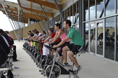La Ciudad Deportiva de Sarriguren organizó este sábado por la mañana la actividad, con la que recaudaron fondos para el Banco de Alimentos del Valle de Egüés.